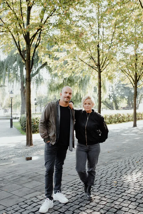 Nette & Gabbe är i en park