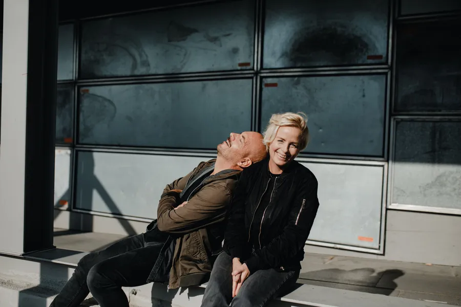 Nette & Gabbe sitter i solen