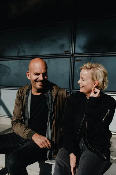 Nette & Gabbe sitter i solen